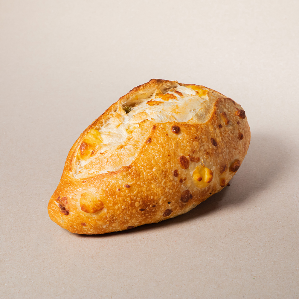 Pan rústico con queso manchego y chile jalapeño